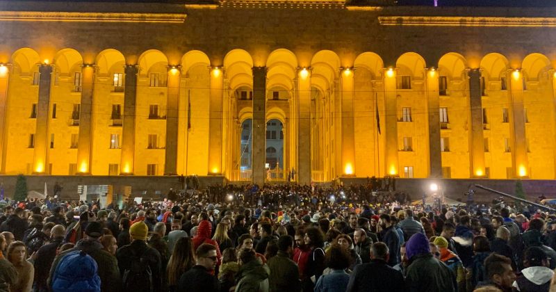МВД: митингующие намеренно и искусственно перекрывают проспект Руставели