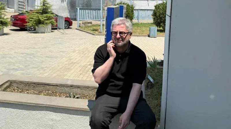 ნიკა გვარამია, რომელსაც პატიმრობა შეეფარდა, რუსთავის მე-12 საპატიმროსთან თავად მივიდა