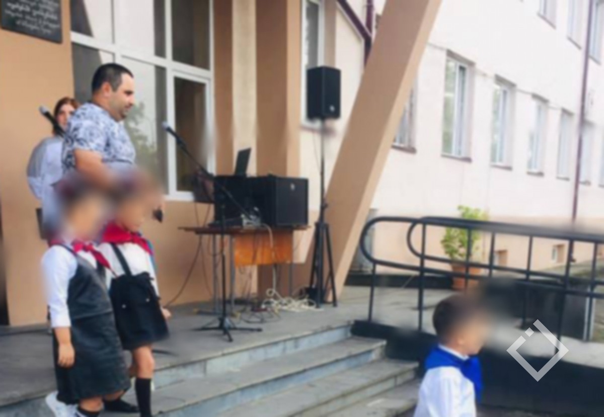 მედია – ქობულეთში პირველკლასელებს წითელი და ლურჯი ყელსახვევები გაუკეთეს