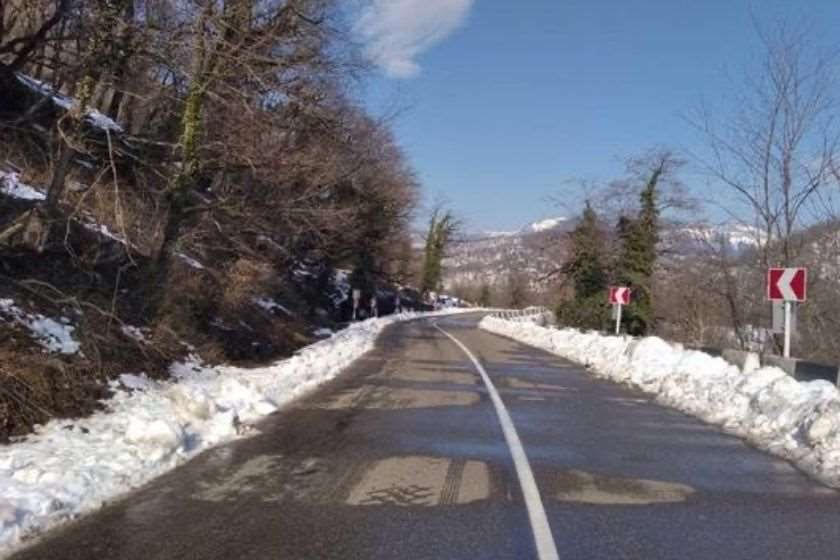 რაჭის ცალკეულ გზებზე ავტოტრანსპორტის მოძრაობა აღდგა