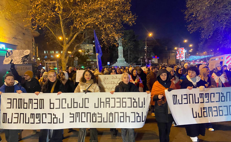 ლიტერატურის სფეროს წარმომადგენლები პარლამენტისკენ მსვლელობას მართავენ