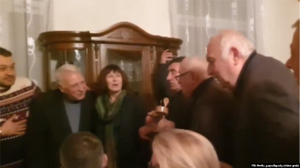აშშ-ის ელჩის მოვალეობის შემსრულებელმა „მივალ გურიაში მარა“ იმღერა