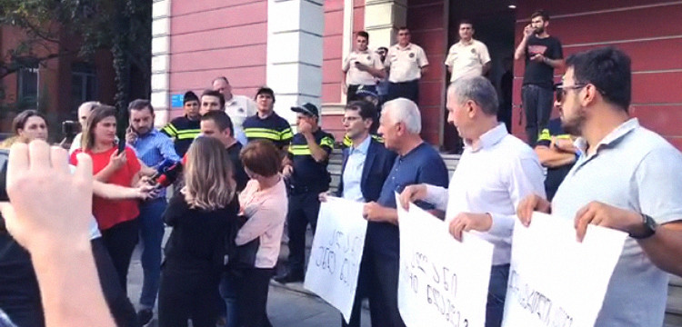 დამოუკიდებელი იურისტები პარლამენტთან აქციას მართავენ
