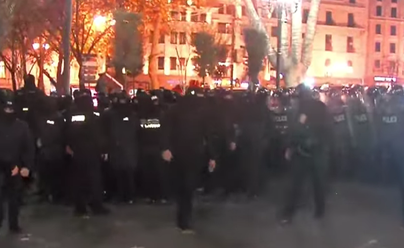 Силы спецназа начали разгон акции протеста в Тбилиси