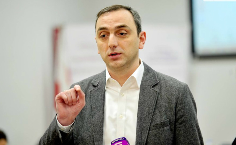 მოსამართლემ გიორგი ქადაგიძე დარბაზიდან გაათავისუფლა, პროცესი გადაიდო