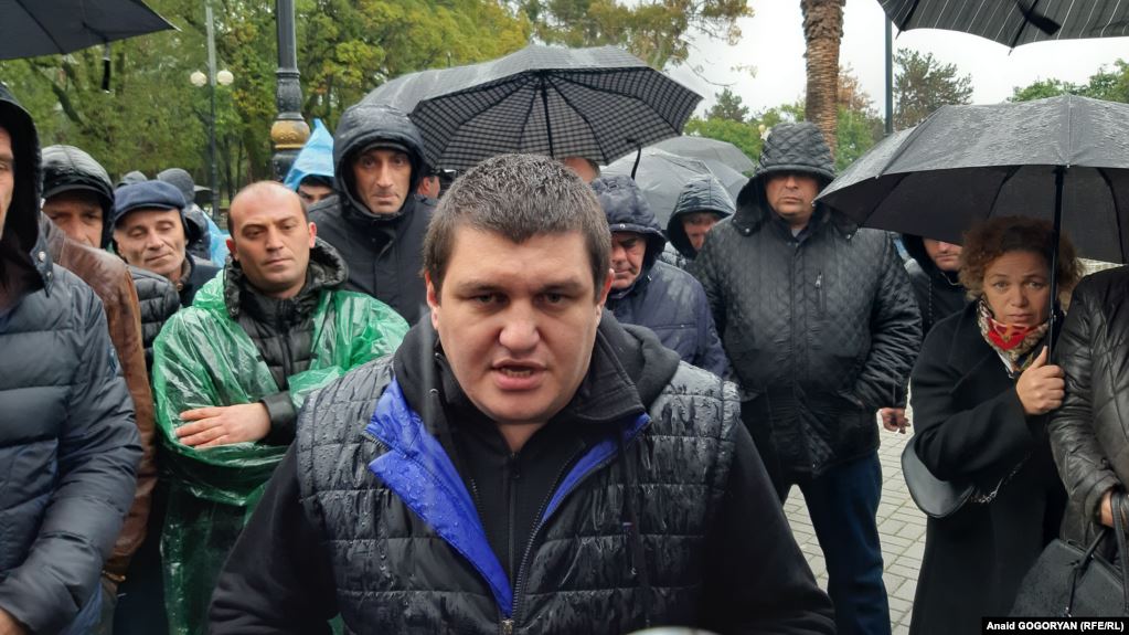 ახრა ავიძბა თანამდებობას დემონტრაციულად ტოვებს