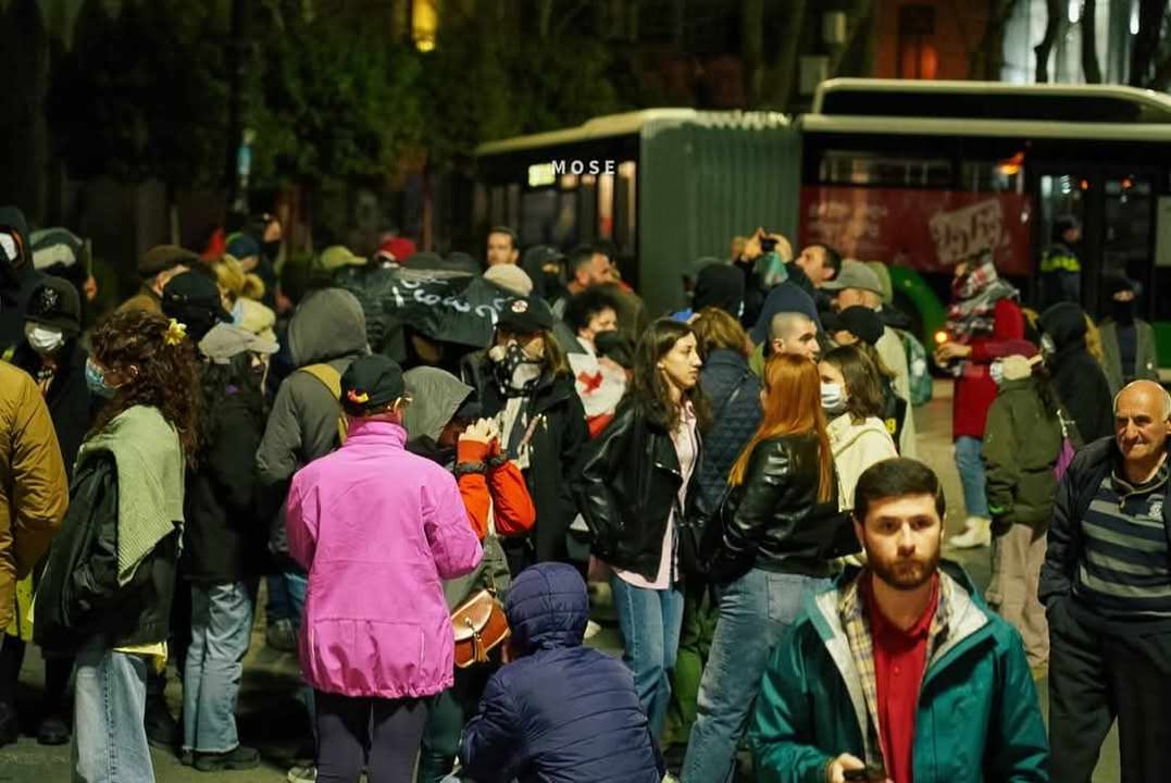 რუსთაველზე უწყვეტი პროტესტი გრძელდება, გამზირი კვლავ გადაკეტილია