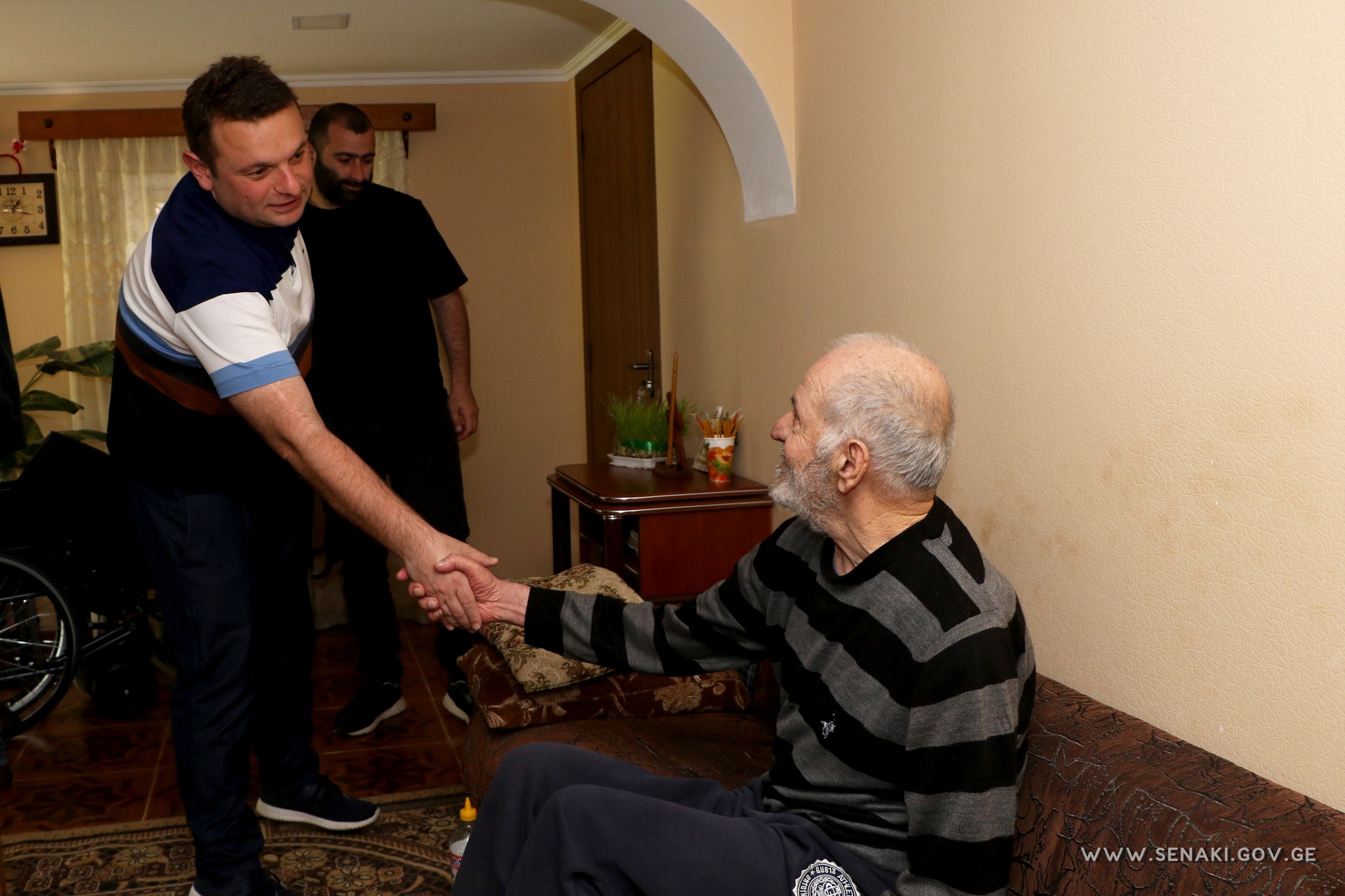 სენაკის მერმა ეტლით მოსარგებლე ბენეფიციარებს ეტლები გადასცა
