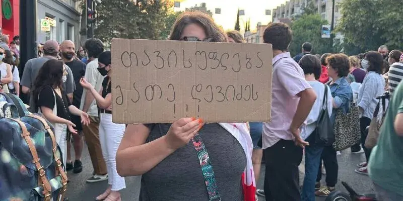 В Тбилиси проходит акция в поддержку активиста Мате Девидзе