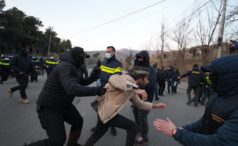 „თბილისი მოლთან“ და სანაპიროზე პოლიციამ 31 ადამიანი დააკავა