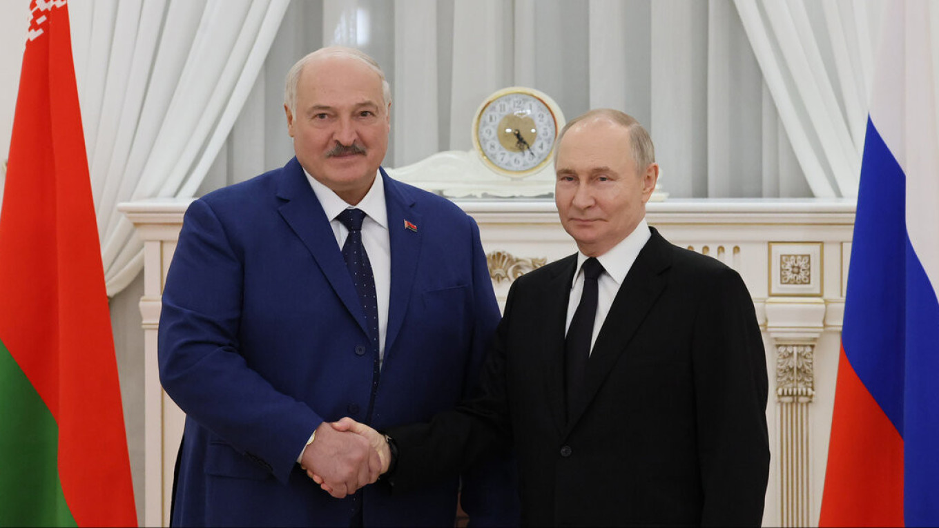 Лукашенко согласился построить в Беларуси завод беспилотников для России
