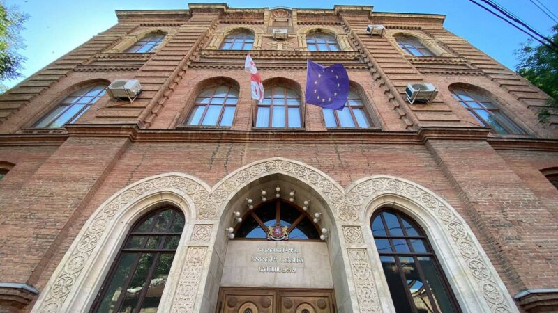 საგარეოს მოქმედ თანამშრომელთა განცხადებას, რომელიც ემიჯნება ევროკავშირთან მოლაპარაკებების შეჩერებას, 93 პირი აწერს ხელს