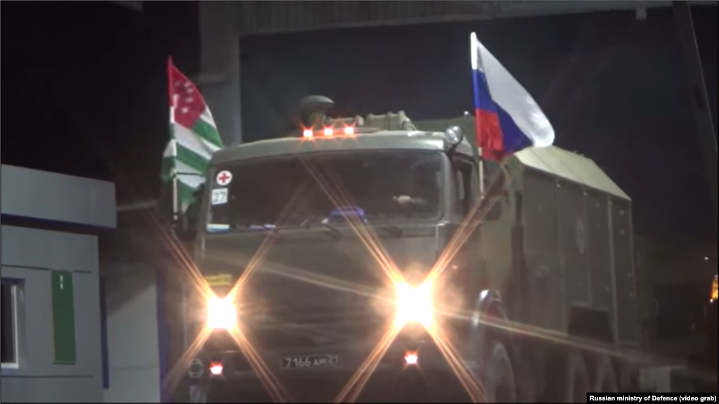 სოხუმში რუსეთის მობილური სამხედრო ჰოსპიტალის ავტოკოლონა ჩავიდა