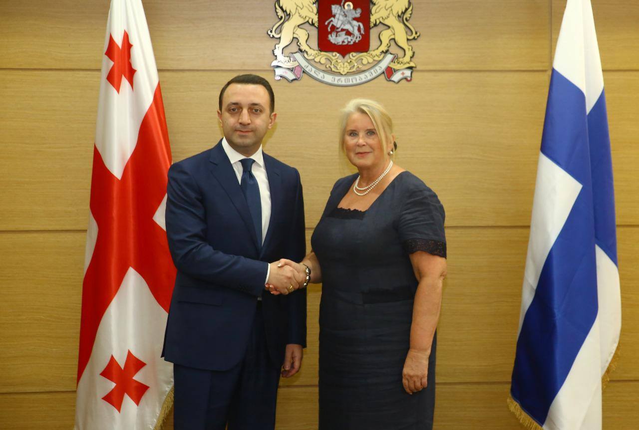 თავდაცვის მინისტრი ფინეთის ელჩსა და ატაშეს შეხვდა