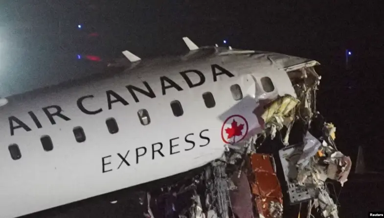 В аэропорту Нью-Йорка лайнер столкнулся с пожарным автомобилем