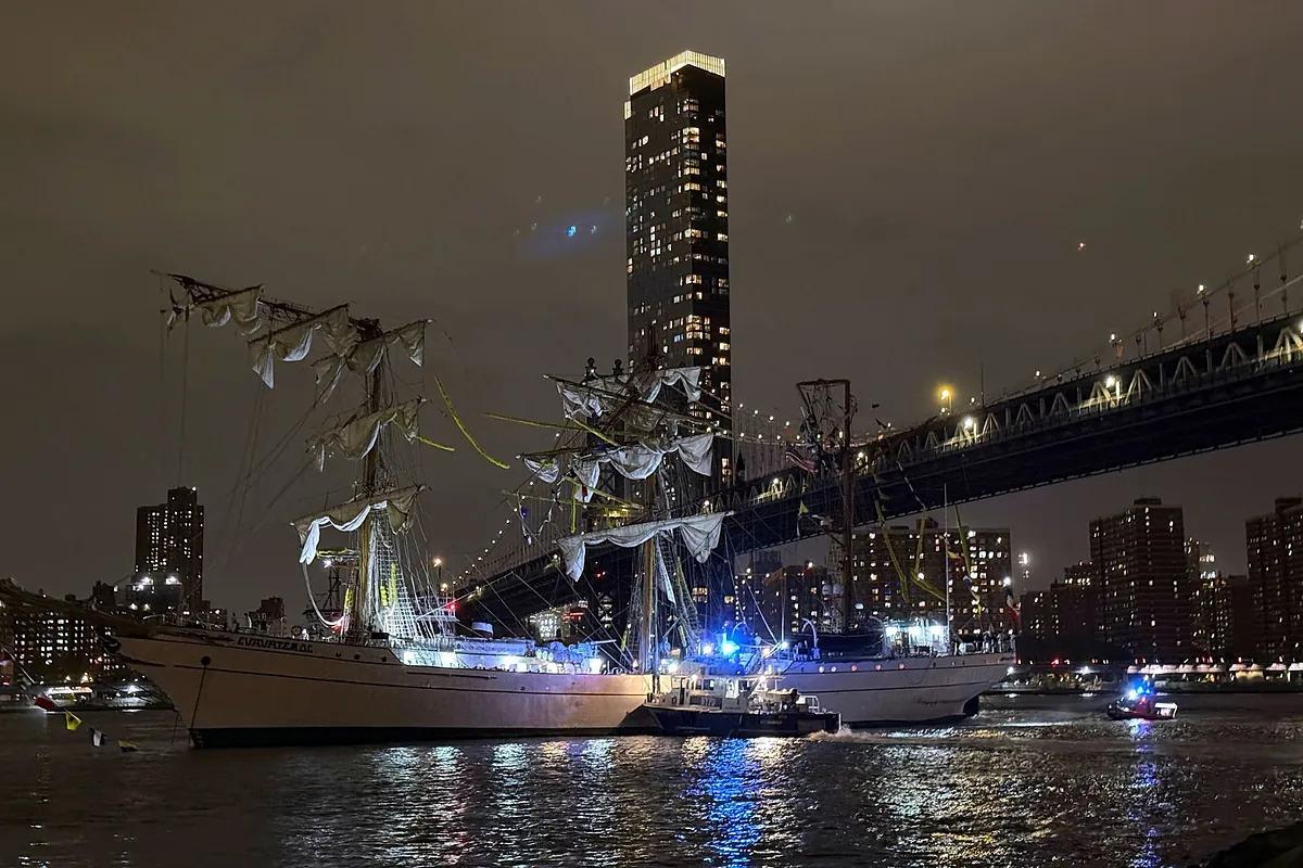 В Нью-Йорке корабль ВМС Мексики врезался в Бруклинский мост