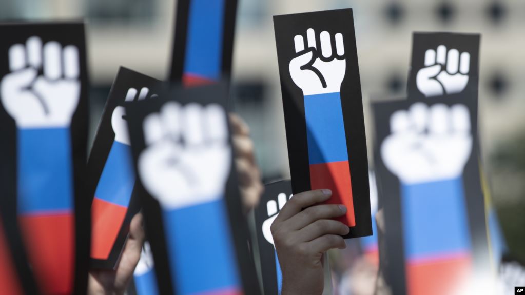 რუსების 59%–ს ქვეყანაში კარდინალური ცვლილებები სურს
