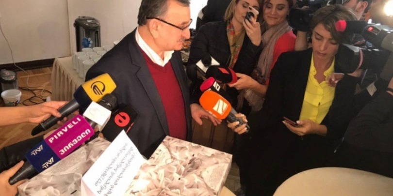 გოცირიძე პარლამენტში ხინკლით მივიდა