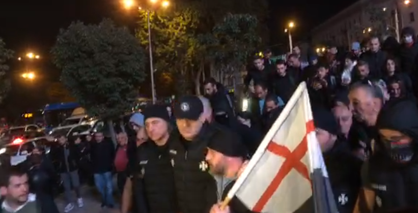 "ქართული მარშის" მხარდამჭერები კინოთეატრ "ამირანისკენ" დაიძრნენ (ვიდეო)