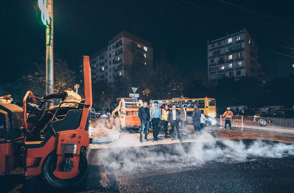 კახა კალაძე ვეკუას ქუჩაზე ასფალტის დაგების სამუშაოებს გაეცნო