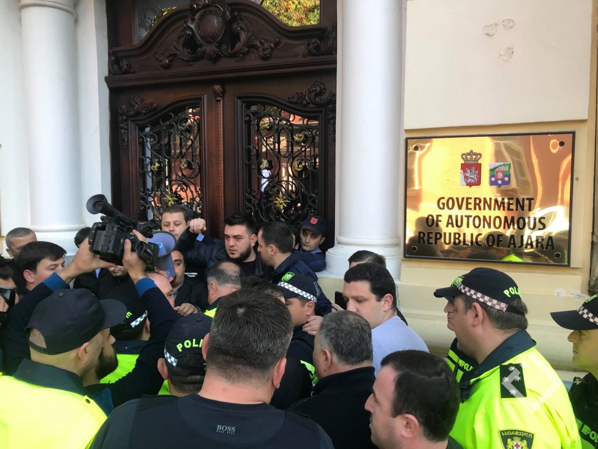 აჭარის მთავრობის შენობასთან ვითარება დაიძაბა