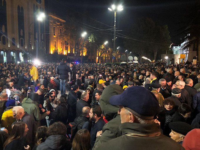პარლამენტის წინ საპროტესტო აქცია მიმდინარეობს