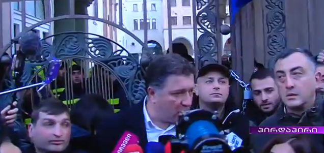 "ევროპულმა საქართველომ" პარლამენტის შენობის შესასვლელ ჭიშკარს ბოქლომი დაადო