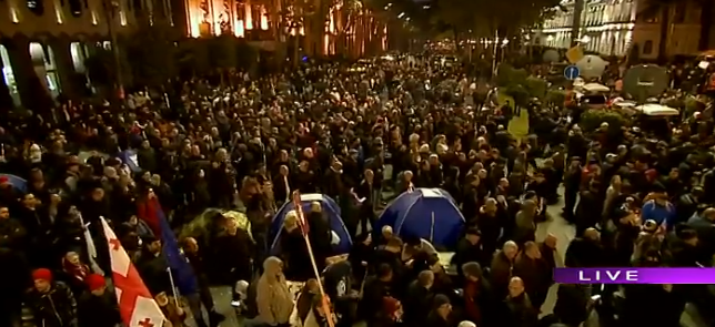 პარლამენტთან ვითარება დაიძაბა: „დარბევისთვის ემზადებიან!“