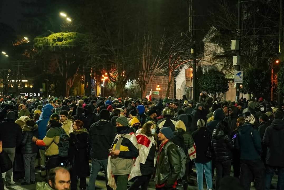 პოლიციის წინააღმდეგობის მიუხედავად, რუსთაველის გამზირი კვლავ გადაკეტილია