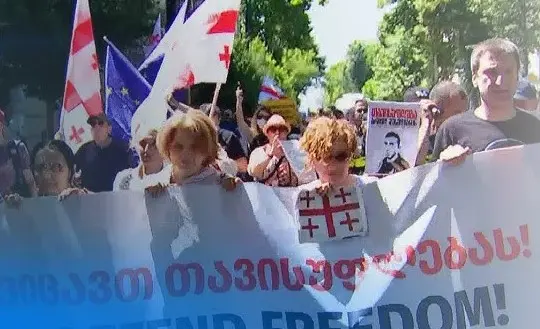 "ვიცავთ მედიას, ვიცავთ თავისუფლებას!": კომუნიკაციების კომისიასთან აქცია გაიმართა