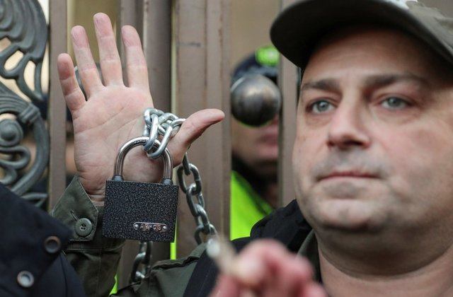 საკანონმდებლო ორგანო პიკეტირებულია – ჩაიშლება თუ არა დღეს პარლამენტის მუშაობა