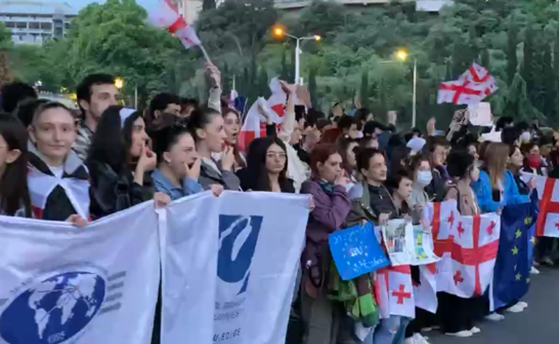 აქციის მონაწილეები გმირთა მოედანიდან პარლამენტის შენობისკენ მსვლელობით მიდიან