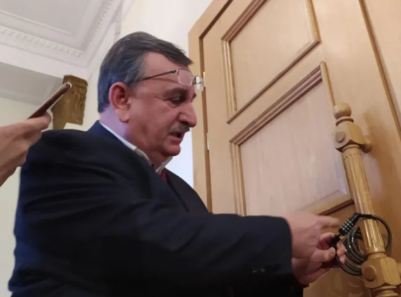 გოცირიძის პერფორმანსი: „გინდათ ბოქლომების ომი? მიიღებთ!“