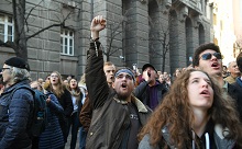 Протестующие в Сербии начали блокаду движения в Белграде