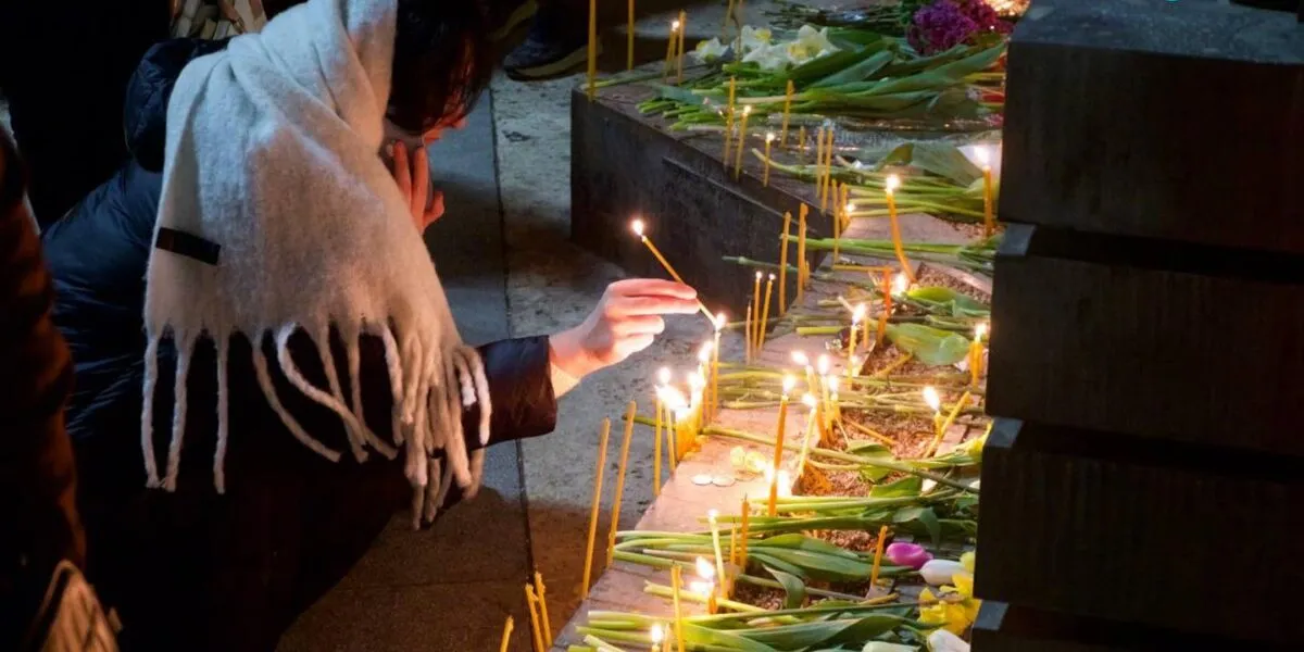 У памятника 9 апреля митинг: граждане возлагают цветы и вспоминают погибших