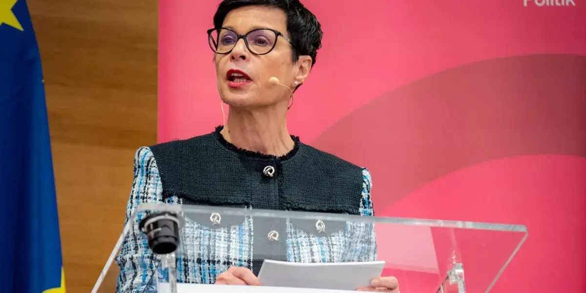 Еврокомиссар: ищем способы финансировать НПО Грузии, чтобы не навредить их существованию