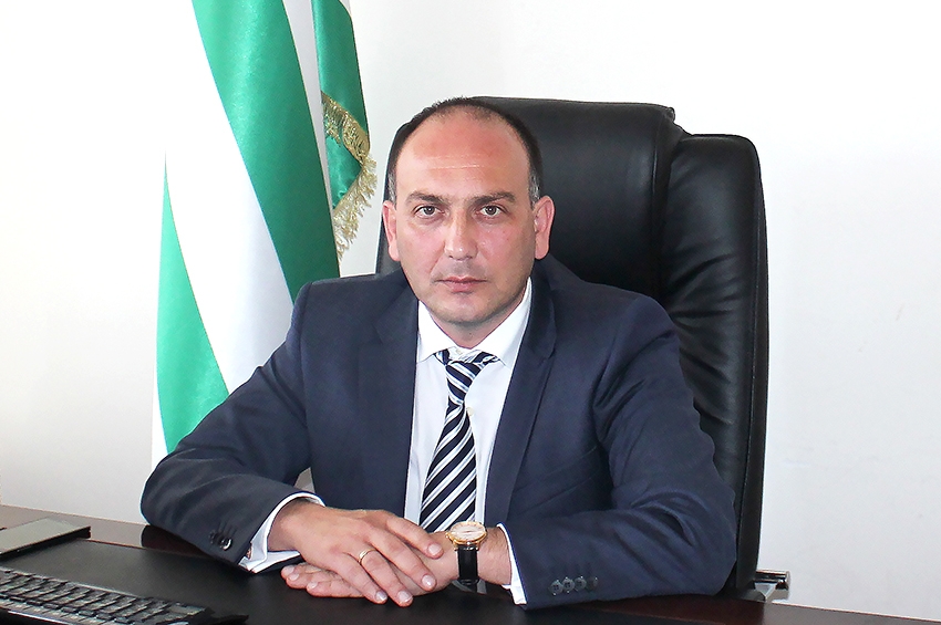 სოხუმი-თბილისს:"მიხედეთ თქვენს შიდა პრობლემებს, რომელიც არც თუ ცოტა გაქვთ"