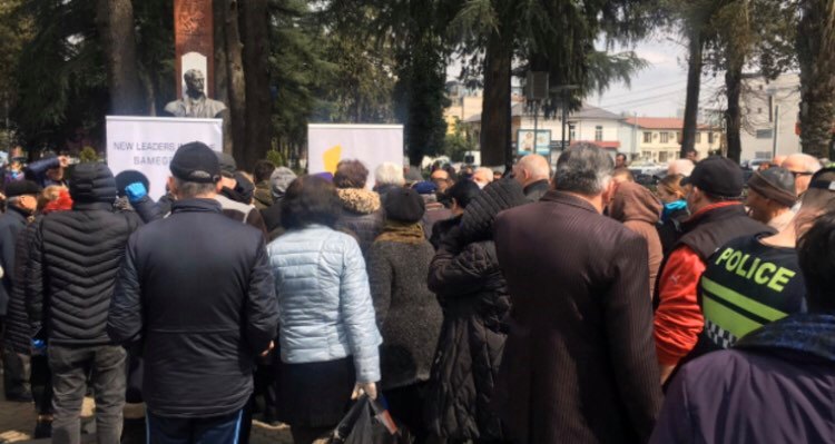 სააკაშვილის ინიციატივით ზუგდიდში პირბადეები დაარიგეს – დაირღვა საგანგებო მდგომარეობის წესები