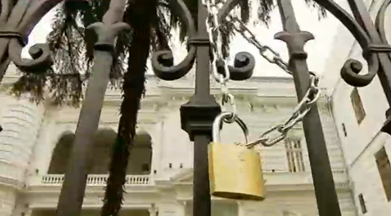 მოძრაობა „გაბედეს“ წევრებმა პრეზიდენტის ადმინისტრაციის ღობეზე ბოქლომი დაკიდეს
