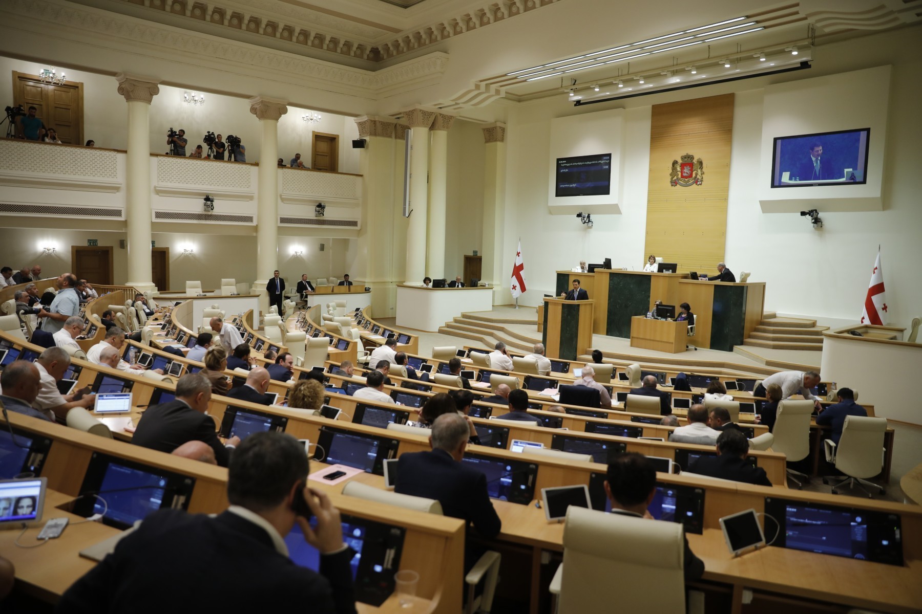 რიგი დეპუტატები საპარლამენტო თანამდებობებს ტოვებენ