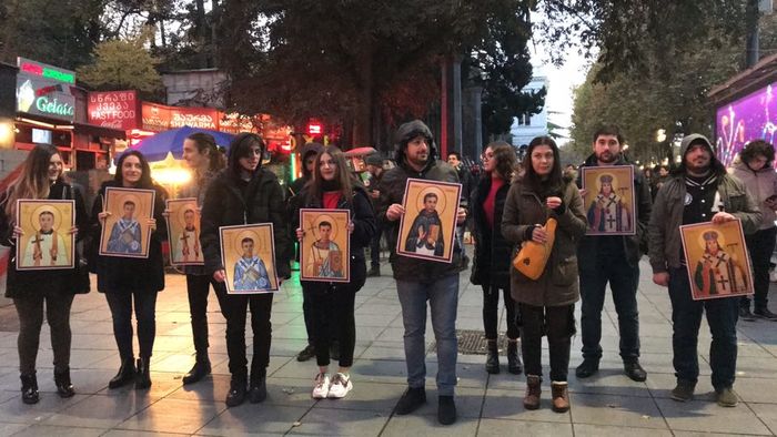 ივანიშვილს ბიზნესცენტთან სანთლები დაუნთეს და "ვხედავ მეცხვარეს" უმღერეს
