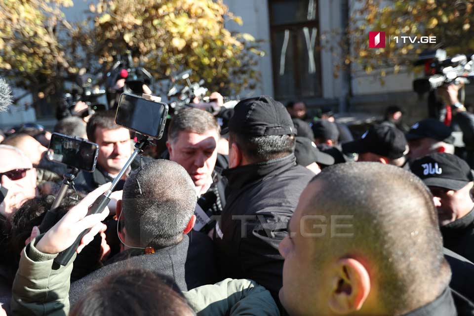 დემონსტრანტებმა ეროვნულ ბიბლიოთრკასთან გადაინაცვლეს