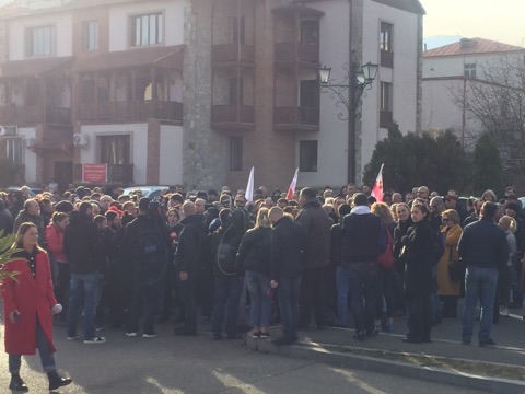 აქცია და კონტრაქცია: დიმიტრი ხუნდაძის ოფისთან სიტუაცია იძაბება