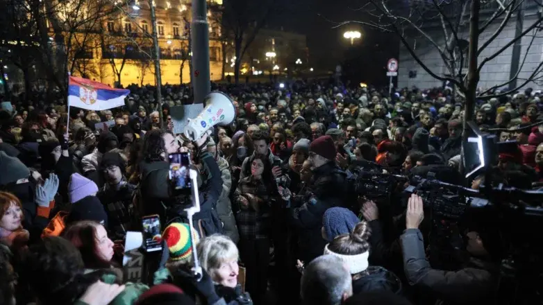 В Сербии десятки человек пострадали в столкновениях между противниками и сторонниками правительства