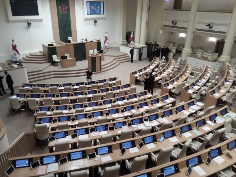 პარლამენტის სხდომა გადაიდო