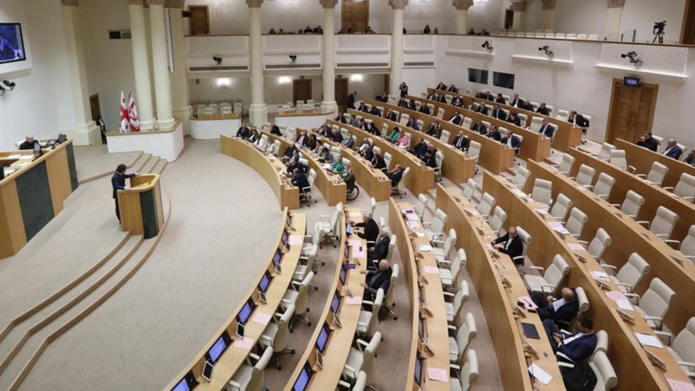 Парламент Грузии распространил действие закона об иноагентах на физлиц