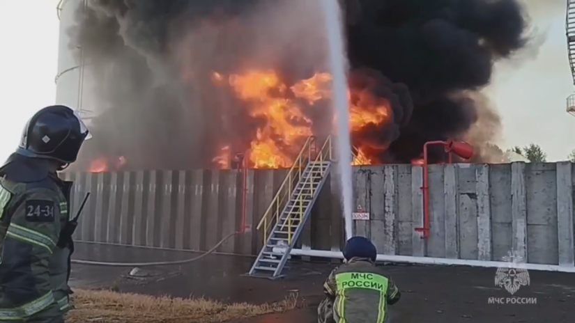 В Харькове после атаки дронов возник крупный пожар на предприятии