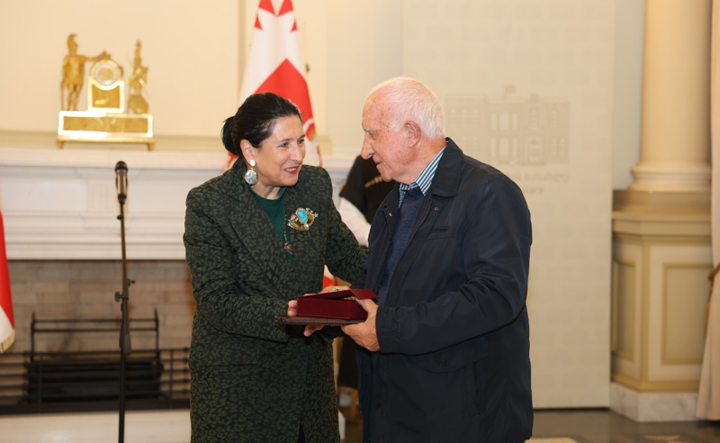 პრეზიდენტმა ლამარა მარგოშვილი და როსტომ ფარეულიძე ღირსების მედლით დააჯილდოვა