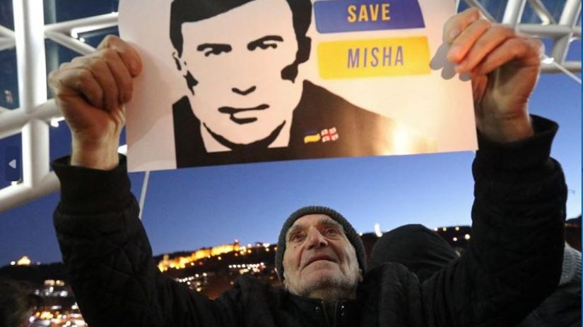 WSJ სააკაშვილის სატატიას აქვეყნებს: "დასავლეთს შეუძლია, დადგეს დემოკრატიისკენ და გადაარჩინოს ჩემი სიცოცხლე"