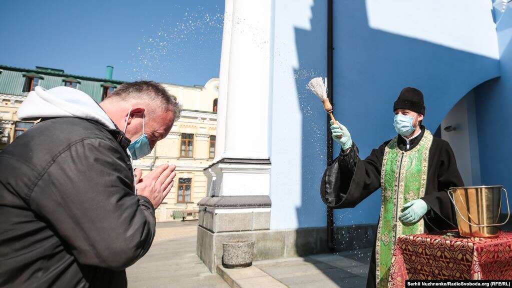 უკრაინის პოლიციამ სასულიერო პირები დააჯარიმა